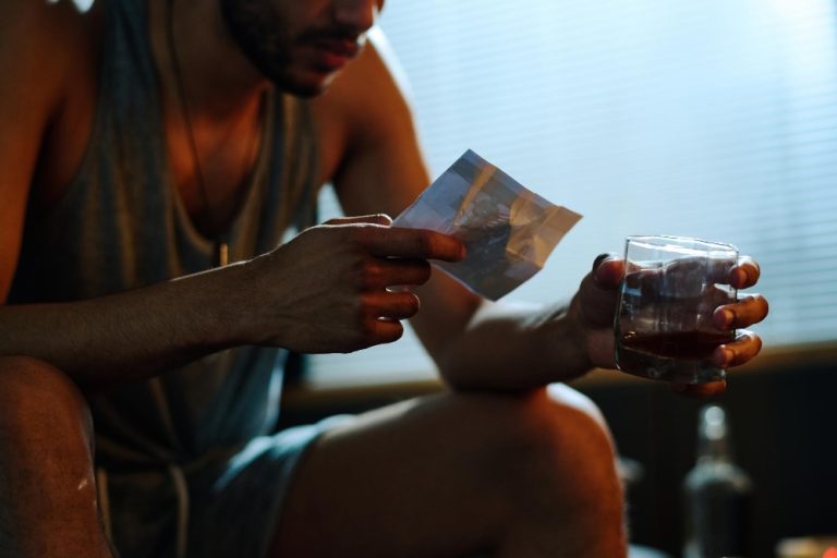 O que é bom para aliviar a abstinência de álcool?