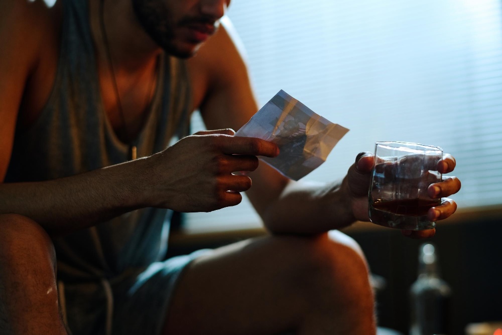 O que é bom para aliviar a abstinência de álcool?